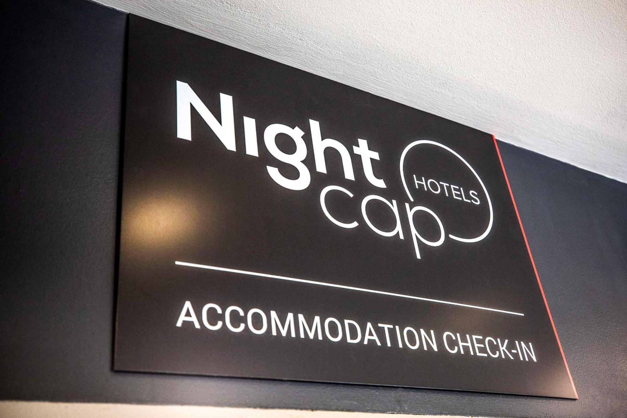 Nightcap At High Flyer Hotel Банкстаун Экстерьер фото